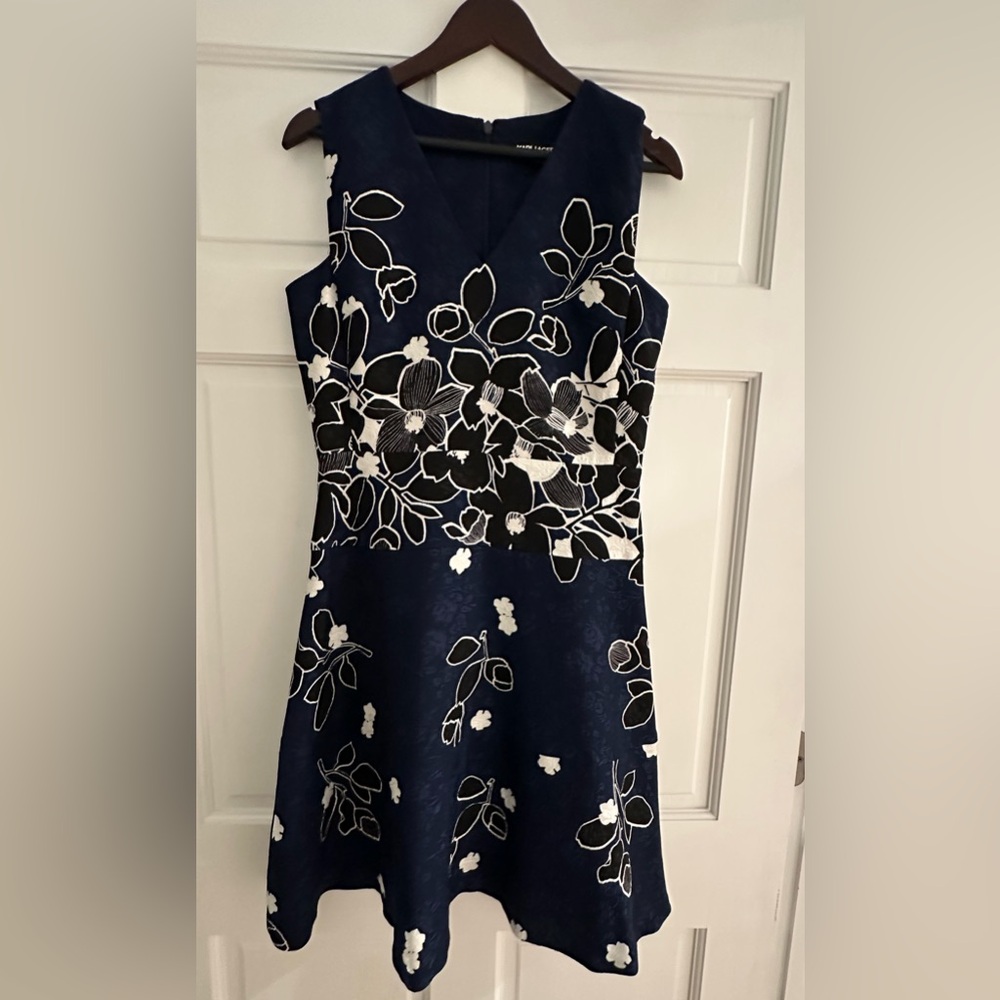 Size 6.Beautiful Karl Lagerfeld flared floral dress with V neck and zipper back.